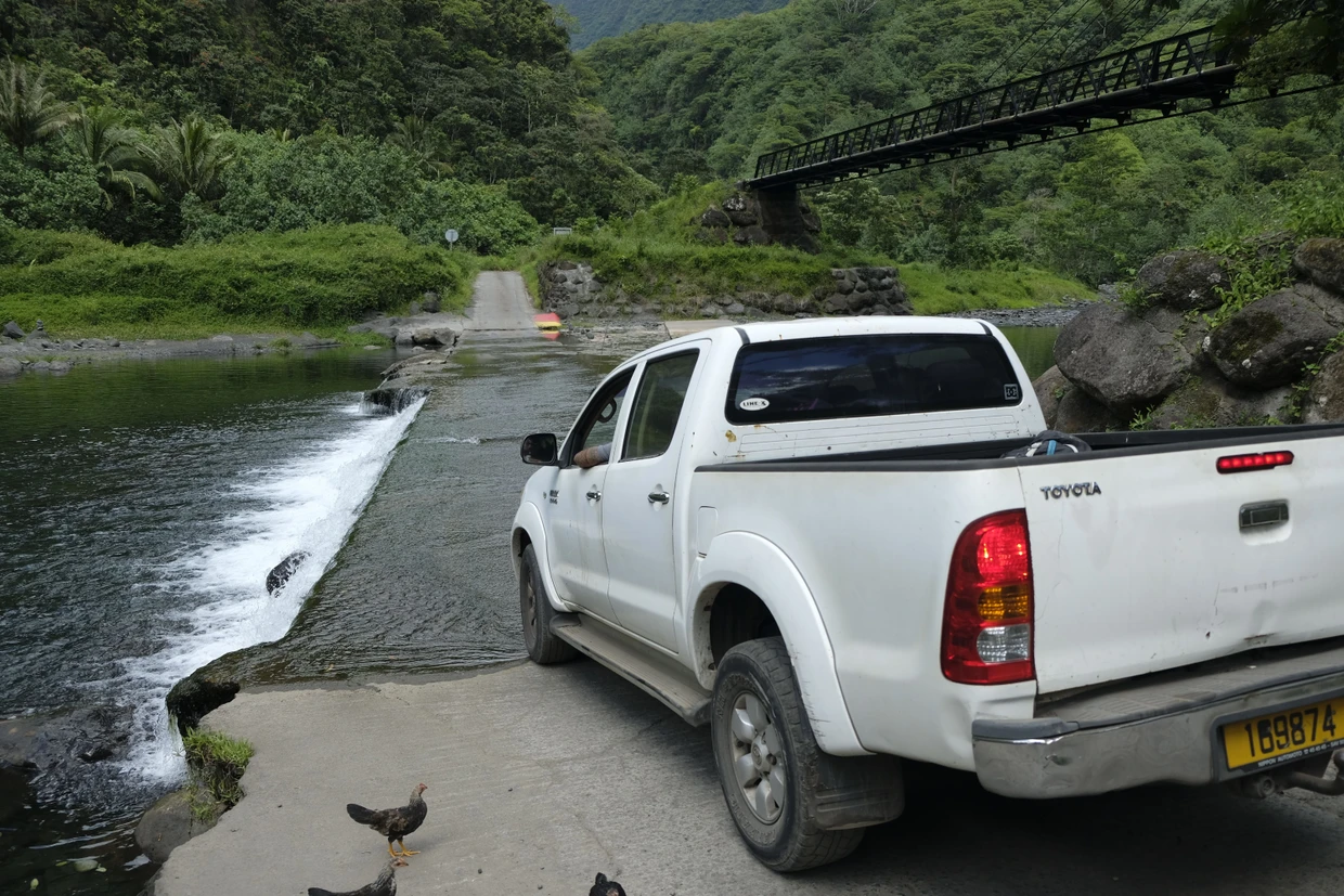 Über eine Betonrinne quert der Geländewagen den Fluss Vaituoro.