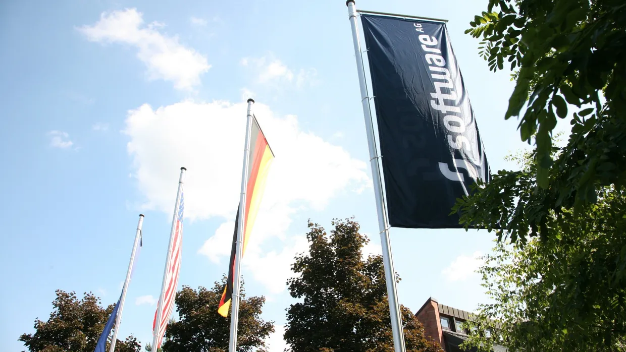 Im Aufwind: Fahnen vor der Unternehmenszentrale der Software AG in Darmstadt