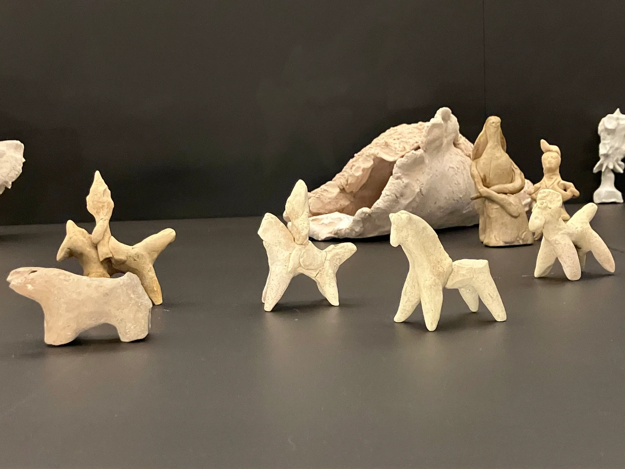 Kommet zum Kinde: In einer besonderen Krippe am Ende der Ausstellung findet sich ein Mix aus Barceló-, Picasso- und Antikfiguren.