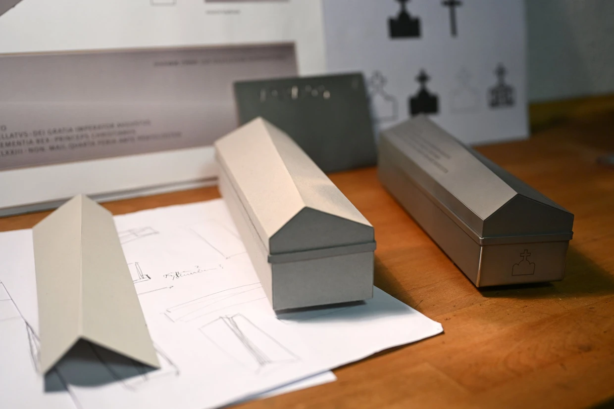 Die Wiederbestattung der Gebeine Ottos des Großen wird in einem Sarg vorgenommen werden, den Silke Trekel entworfen hat.&nbsp; Die Schmuckkünstlerin gewann den Wettbewerb der Kunststiftung Sachsen-Anhalt.