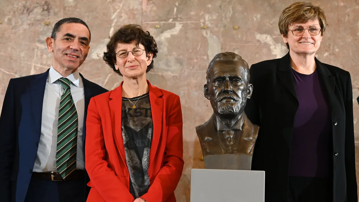 Ugur Sahin und Özlem Türeci, Gründerpaar des Biotechnologieunternehmens Biontech, und Biontech-Mitarbeiterin Katalin Karikó (von links nach rechts) stehen in der Frankfurter Paulskirche nach der Verleihung des Paul Ehrlich- und Ludwig Darmstaedter-Preis 2022 neben einer Büste Paul Ehrlichs.