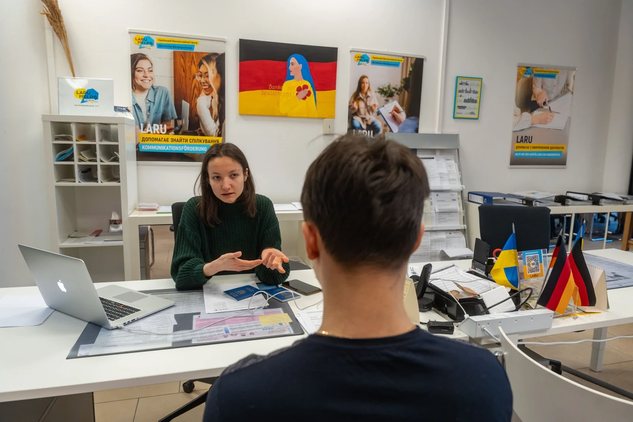 Erklärt einem jungen Flüchtling Deutschland: Natalij von der Berliner Beratungsstelle „Laru“ ist selbst eine geflüchtete Ukrainerin.