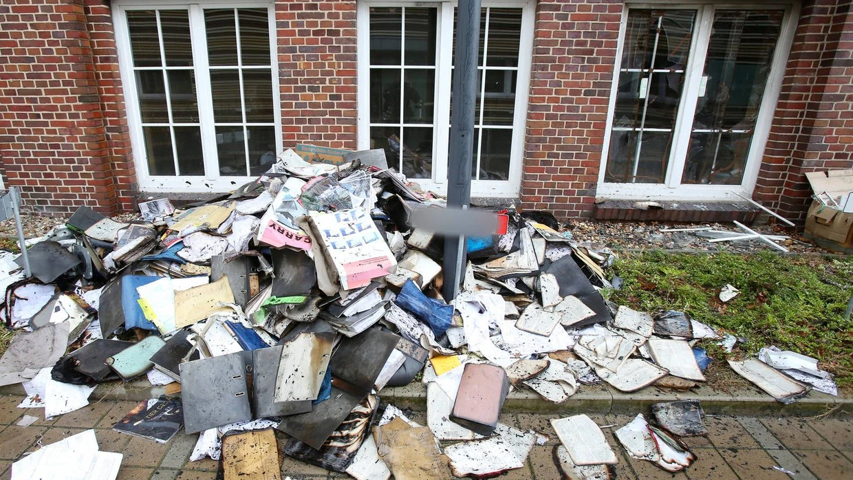 Verbrannte Archiv-Akten und alte Zeitungsausgaben liegen nach dem Brandanschlag auf dem Hinterhof des Verlagsgebäudes der „Hamburger Morgenpost“