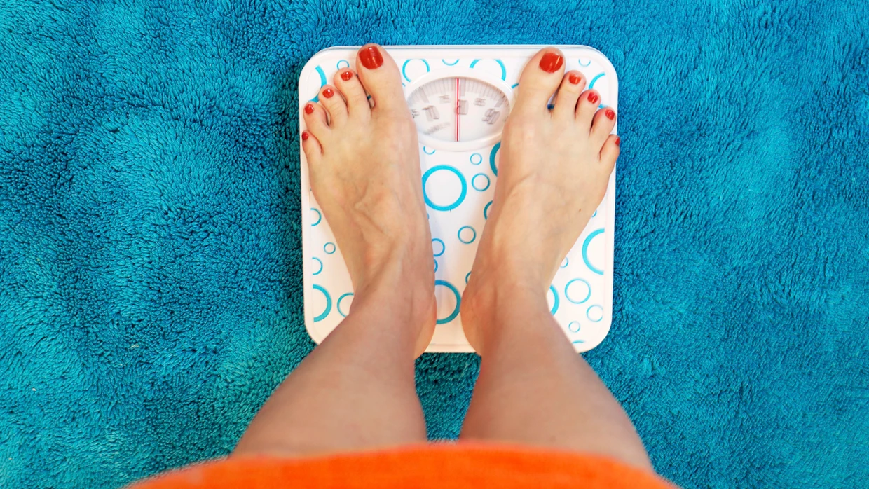 Der nach oben kletternden Waage sollte man möglichst früh entgegenwirken. Das Problem: Adipositas ist eine Krankheit, nicht nur mangelnder Wille zum Abnehmen.