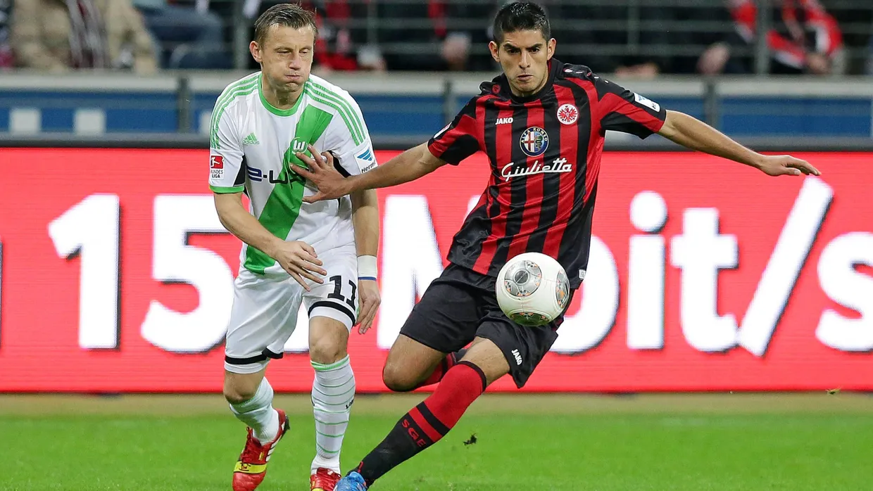 Anschieber: Carlos Zambrano (rechts) darf trotz seiner Gelb-Sperre in Tel Aviv spielen. Zur peruanischen Nationalmannschaft reist er aber vorläufig nicht mehr.