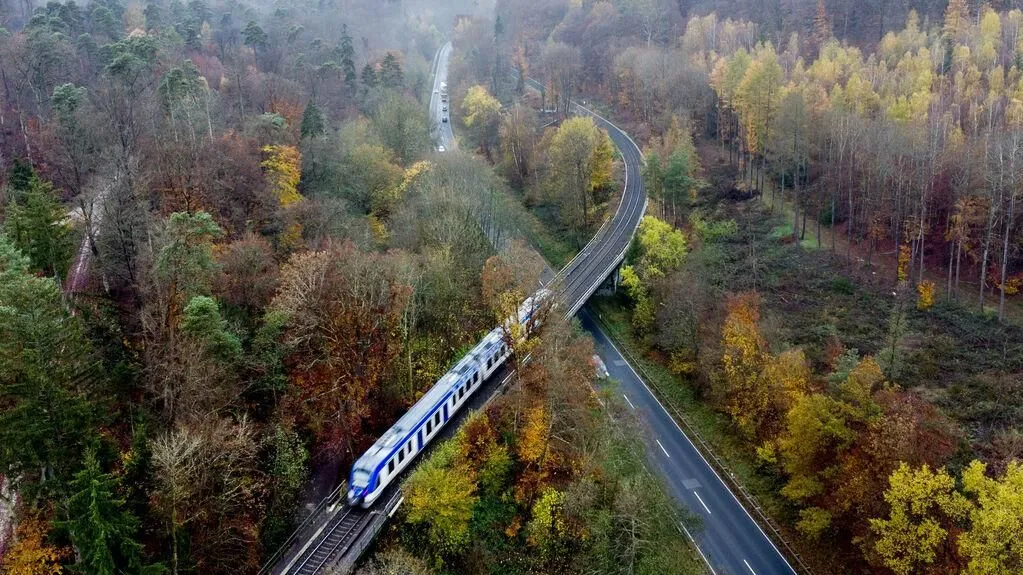 Naturgebiet und Industriestandort in einem: auch durch den Taunus fährt die Bahn.