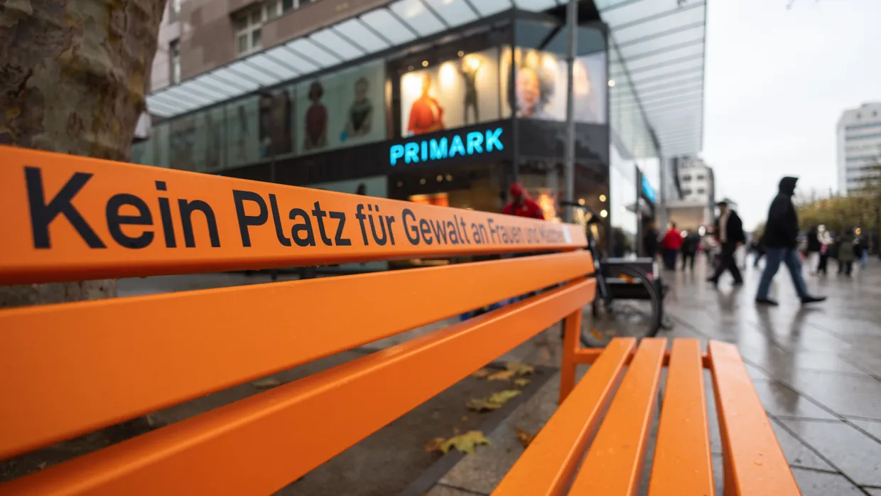 Orange Bänke sollen an Gewalttaten an Frauen erinnern.