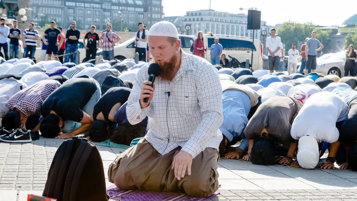 Pierre Vogel, einer der bekanntesten salafistischen Prediger in Deutschland, im Sommer des vergangenen Jahres bei einer Kundgebung in Hamburg,