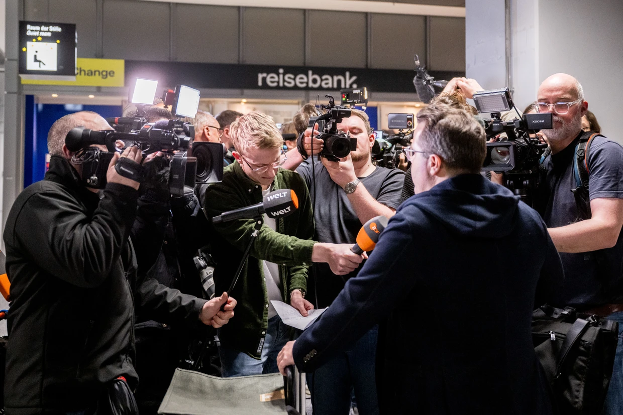 Von Kameras und Mikrofonen umlagert: Die ersten Rückkehrer aus Dubai in Frankfurt