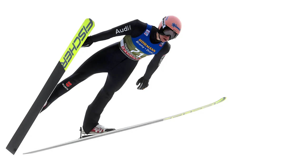 Karl Geiger zeigt auch in der Qualifikation von Innsbruck eine starke Leistung.