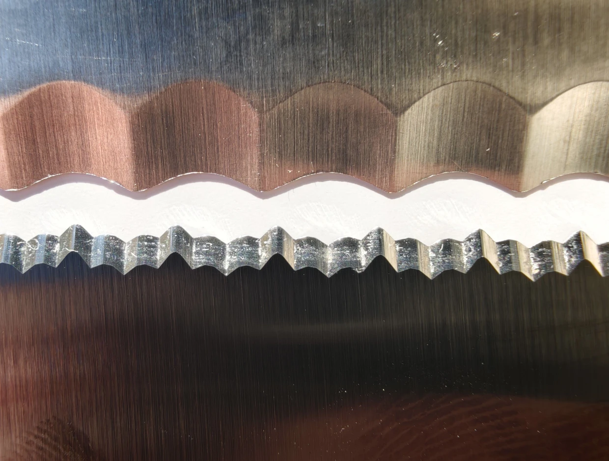 Oben der klassische Wellenschliff, unten die Doppelwelle