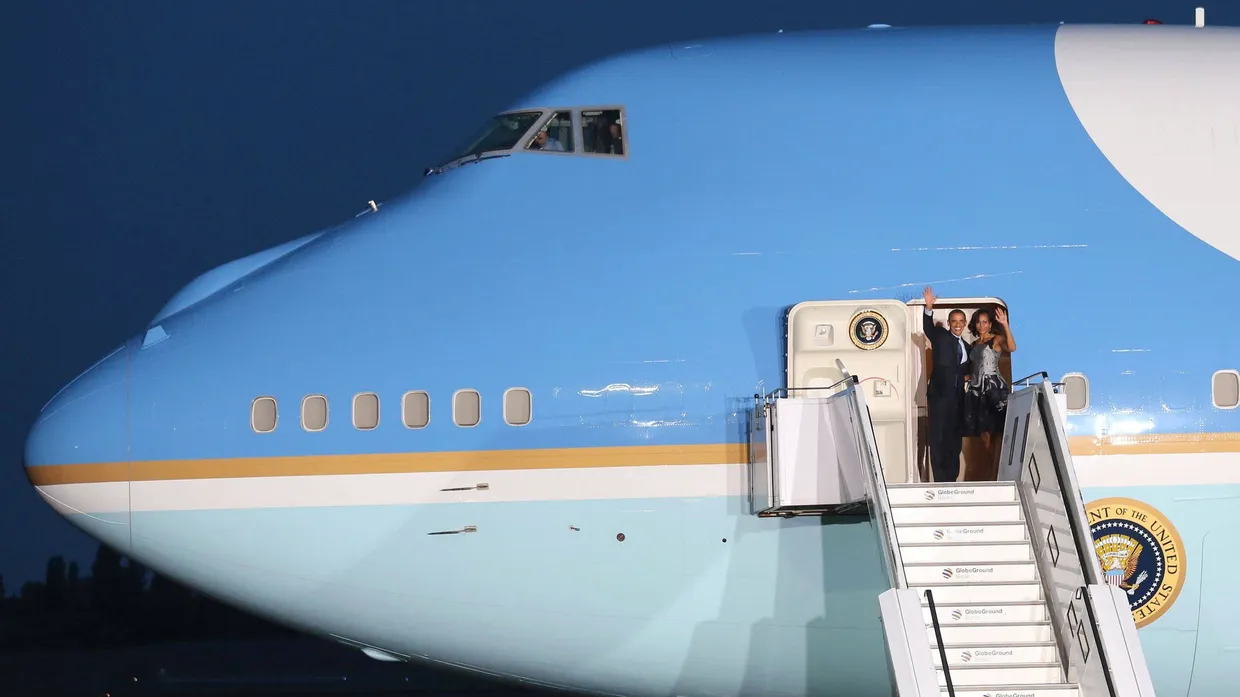 Aufbruch am Abend: Gegen 22.00 Uhr hob die Präsidentenmaschine mit Obama, seiner Ehefrau Michelle und ihren beiden Töchtern vom Flughafen Tegel ab.