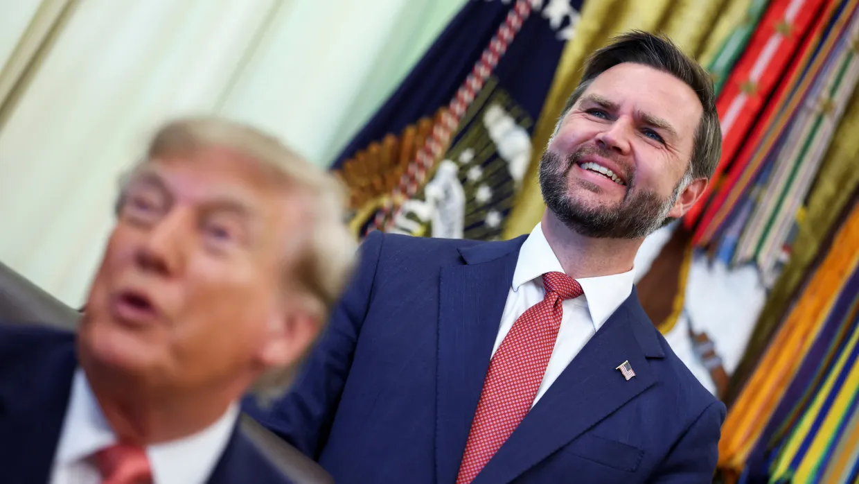 Der amerikanische Vizepräsident JD Vance steht im Oval Office hinter Donald Trump.