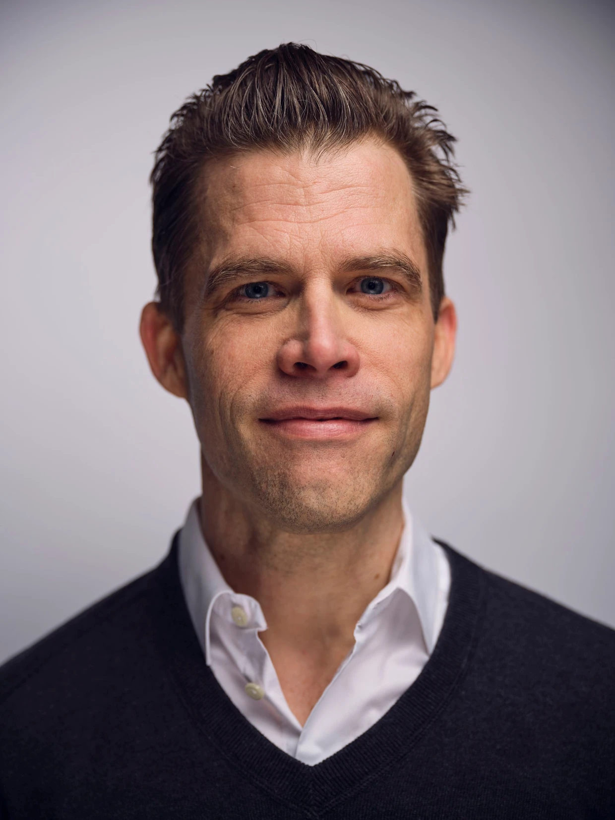 Der deutsch-niederländische Wissenschaftsjournalist und Autor Bas Kast beschäftigt sich in seinem neuen Buch „Der Vitamin- und Nährstoffkompass: Das Fazit neuester Studien zu Supplements als Bausteine für ein langes und gesundes Leben“ mit den Effekten von Supplements.