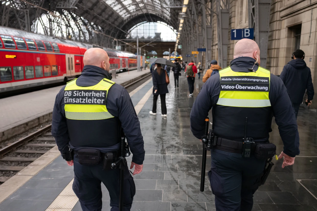 Sascha&nbsp; und Mario und Kontrollgang an den Bahngleisen.
