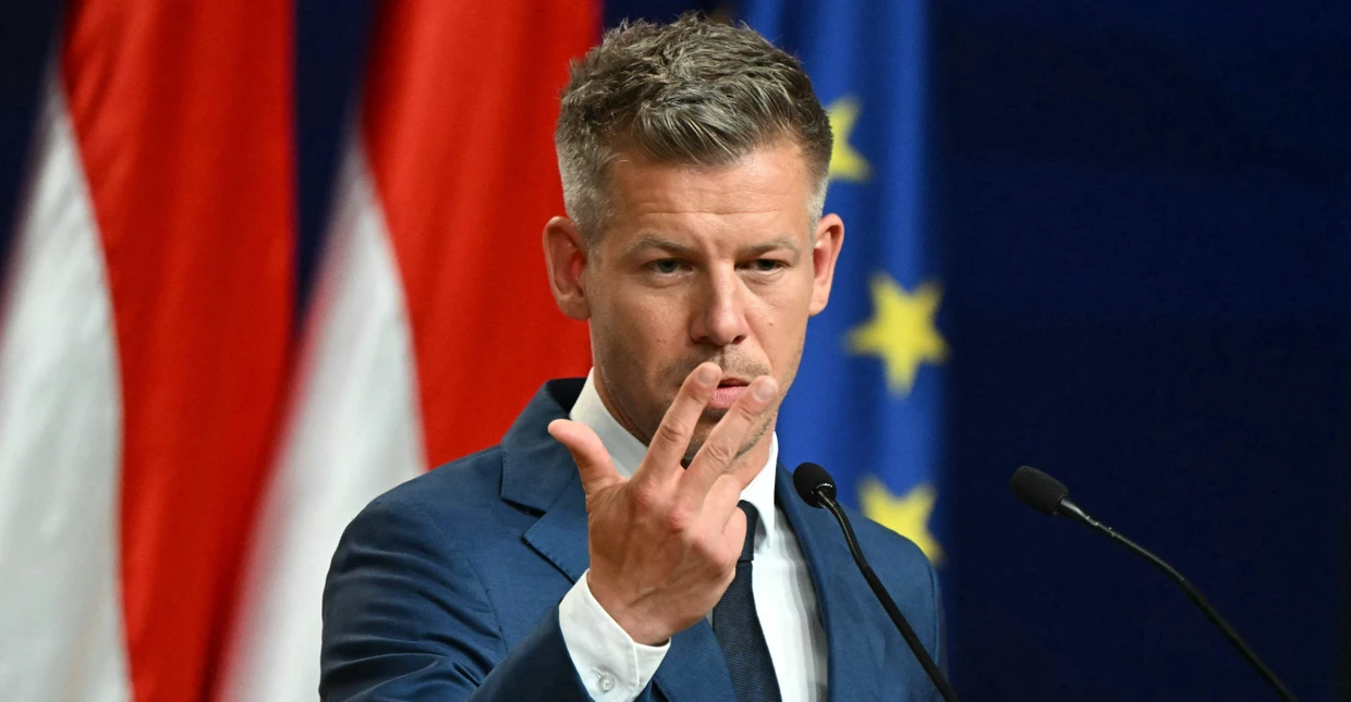 EU-Fahne im Hintergrund: Wahlsieger Peter Magyar hält am 13. April eine Rede