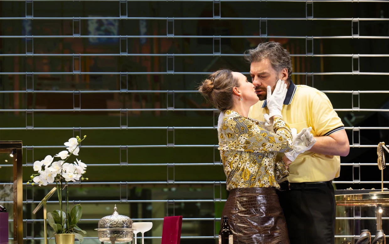 Kisses for dad: Gábor Bretz as Cardillac in Zurich with Anett Fritsch as his daughter