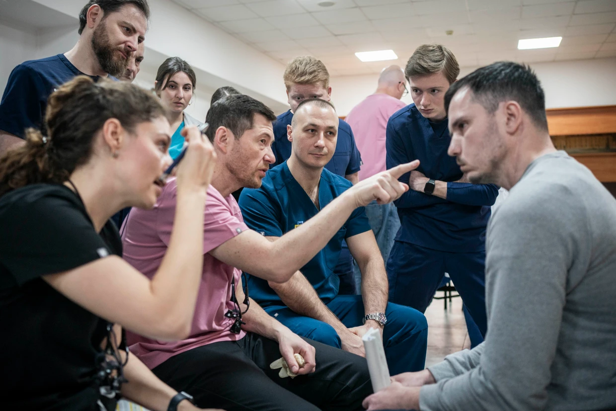 Grigoriy Mashkevich und sein Team untersuchen Jewhen Sintschenko.
