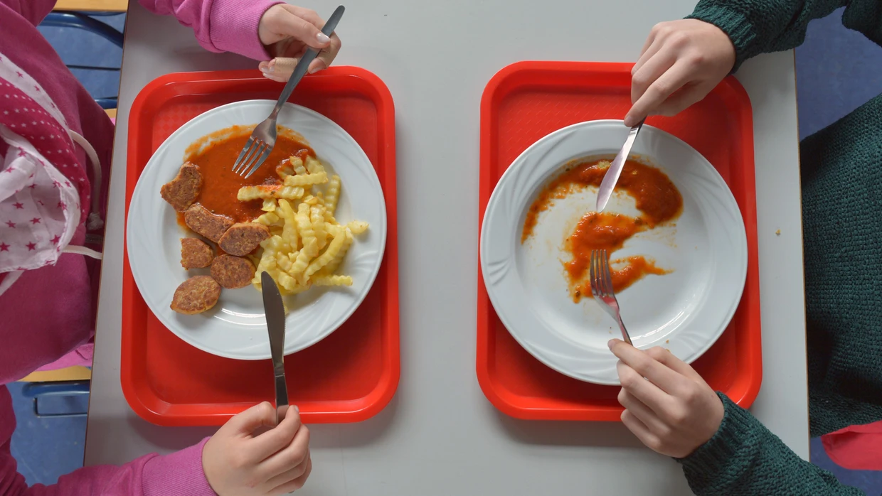 Nach dem Essen kommt der Kick fürs Immunsystem: Potsdamer Schülerinnen essen ein vegetarisches Mittagessen.