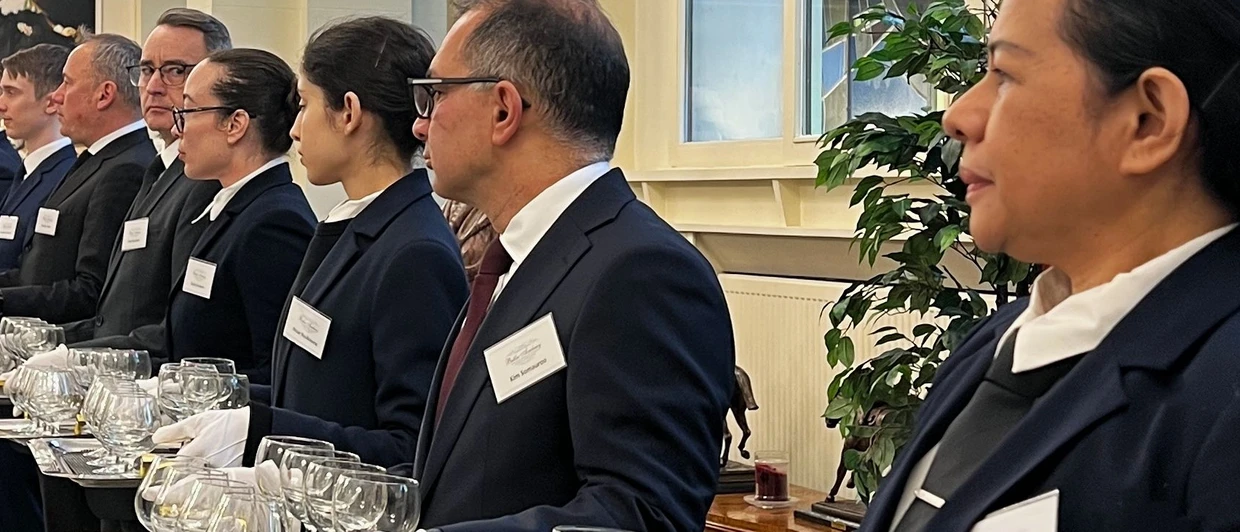 Männlich, weiblich, international:  Auszubildende in Reih und Glied