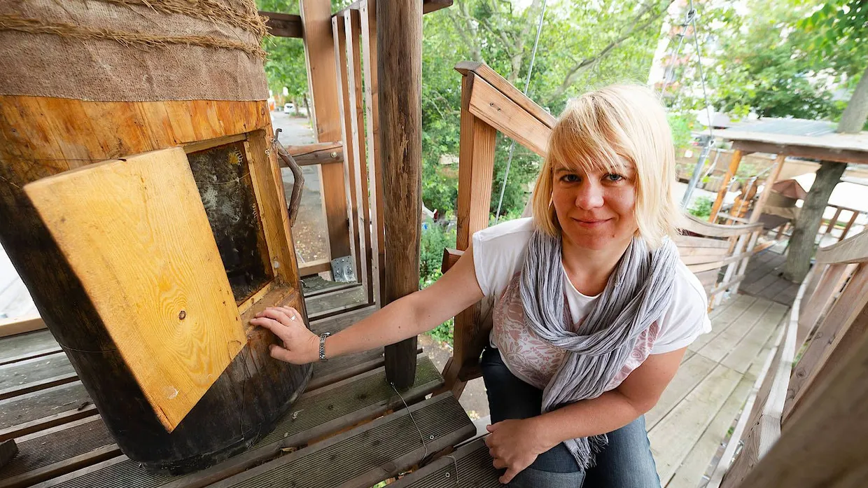 Leben in luftiger Höhe: Corina Haurová hat ein Baumhaus für Bienen gebaut.