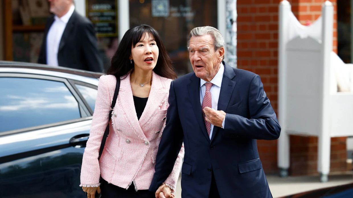Gerhard Schröder mit seiner Frau Soyeon Schröder-Kim auf dem Weg in den Niedersächsischen Landtag Ende Mai.