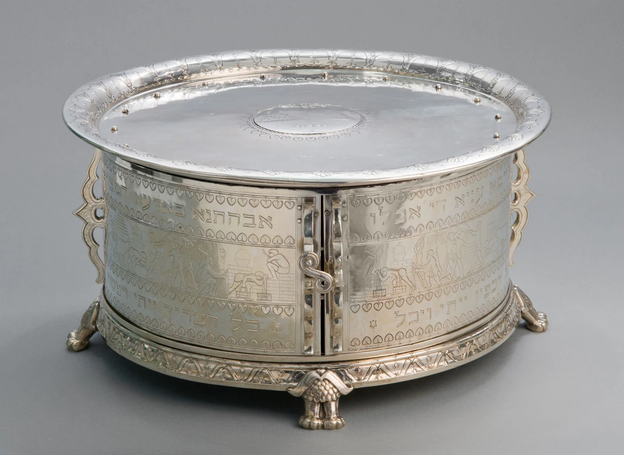 The silver Seder centerpiece from the Frankfurt Horovitz family has a diameter of 39 centimeters and is 20 centimeters high.