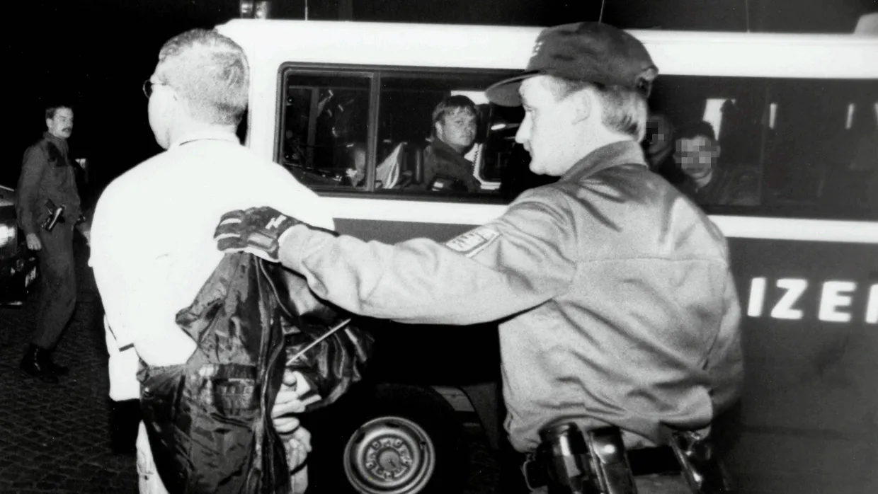 V-Mann bis 2000: Tino Brandt wird 1995 nach einem Überfall von Thüringer Nazis auf das Planetarium in Jena in Gewahrsam genommen.