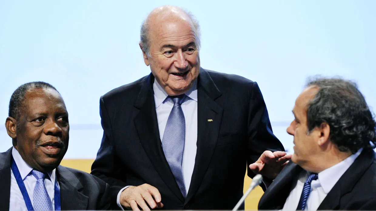 Issa Hayatou (links) leitet die Fifa vorerst, weil Joseph Blatter und Michel Platini (rechts) suspendiert sind.