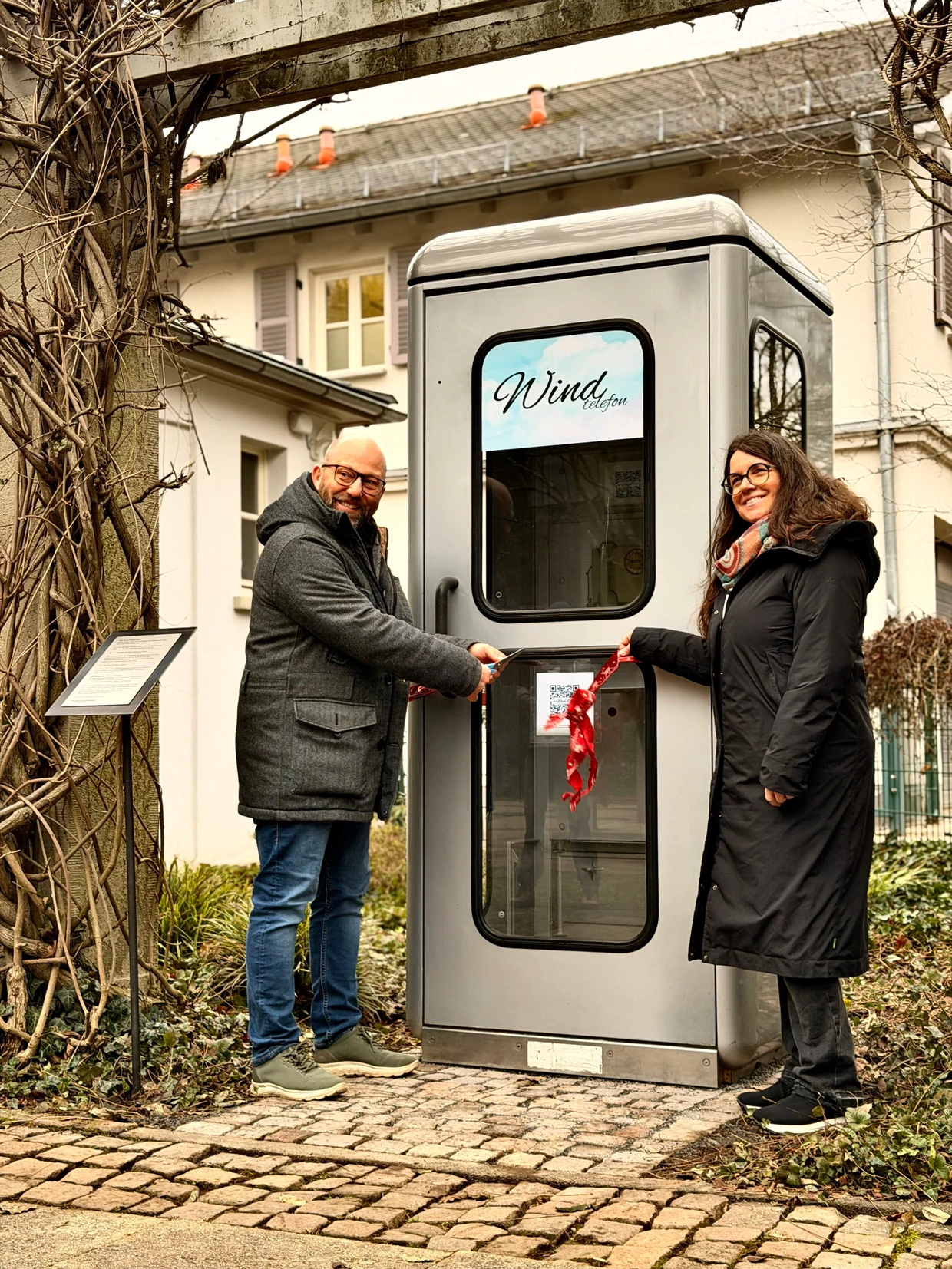 Den Toten nahe sein: Spenderin Anja Fischer und der Direktor des Betriebshofs, Stephan Rosik, vor dem Windtelefon Foto Stadt Bad Homburg