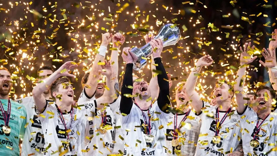 Old but Gold: Kiels Domagoj Duvnjak stemmt nach der Partie den Pokal in die Höhe.