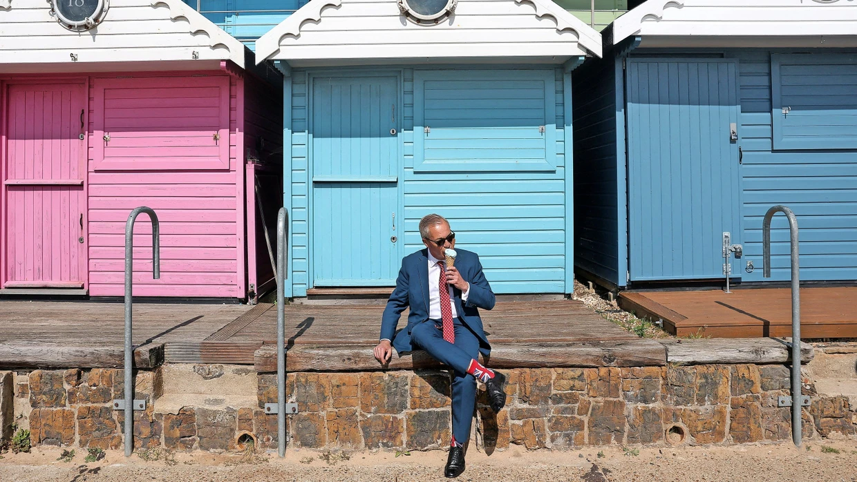 Inszenierung pur: Nigel Farage in Walton-on-the-Naze mit Eistüte nach dem Besuch eines Wahllokals bei den Kommunalwahlen Anfang Mai