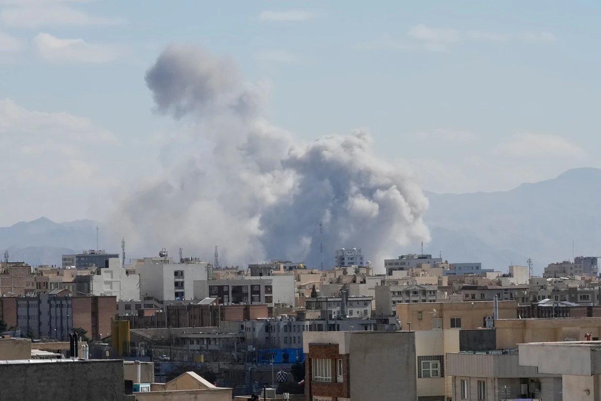 Rauchsäule nach einem Angriff auf Iran am Sonntag