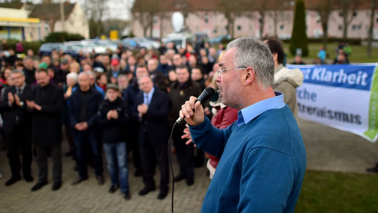 Der ehemalige Bürgermeister von Tröglitz, Markus Nierth, spricht am Samstagnachmittag auf einer Kundegebung in dem Ort