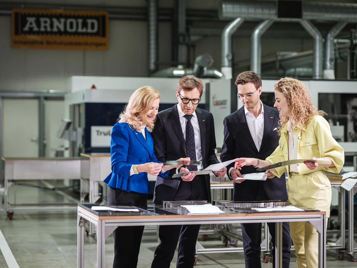 Simone Weinmann-Mang (links) hat die Arno Arnold GmbH von ihren Eltern geerbt. Die Geschäftsführung teilen sich ihr Mann Wolf Mang, Schwiegersohn Benedikt Himbert und Tochter Isabelle Himbert.