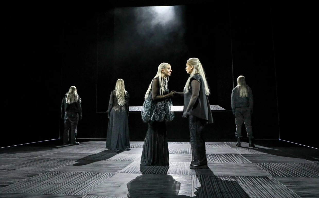 Ismene (Viktoria Miknevich, links) im Gespräch mit ihrer Schwester Antigone (Annie Nowak)