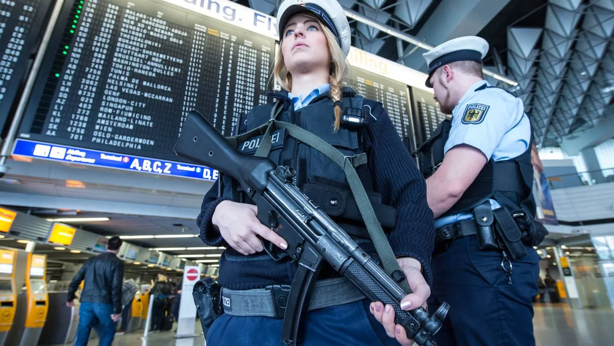Präsenz: Die Polizei ist am Frankfurter Flughafen vermehrt und besonders wachsam im Einsatz