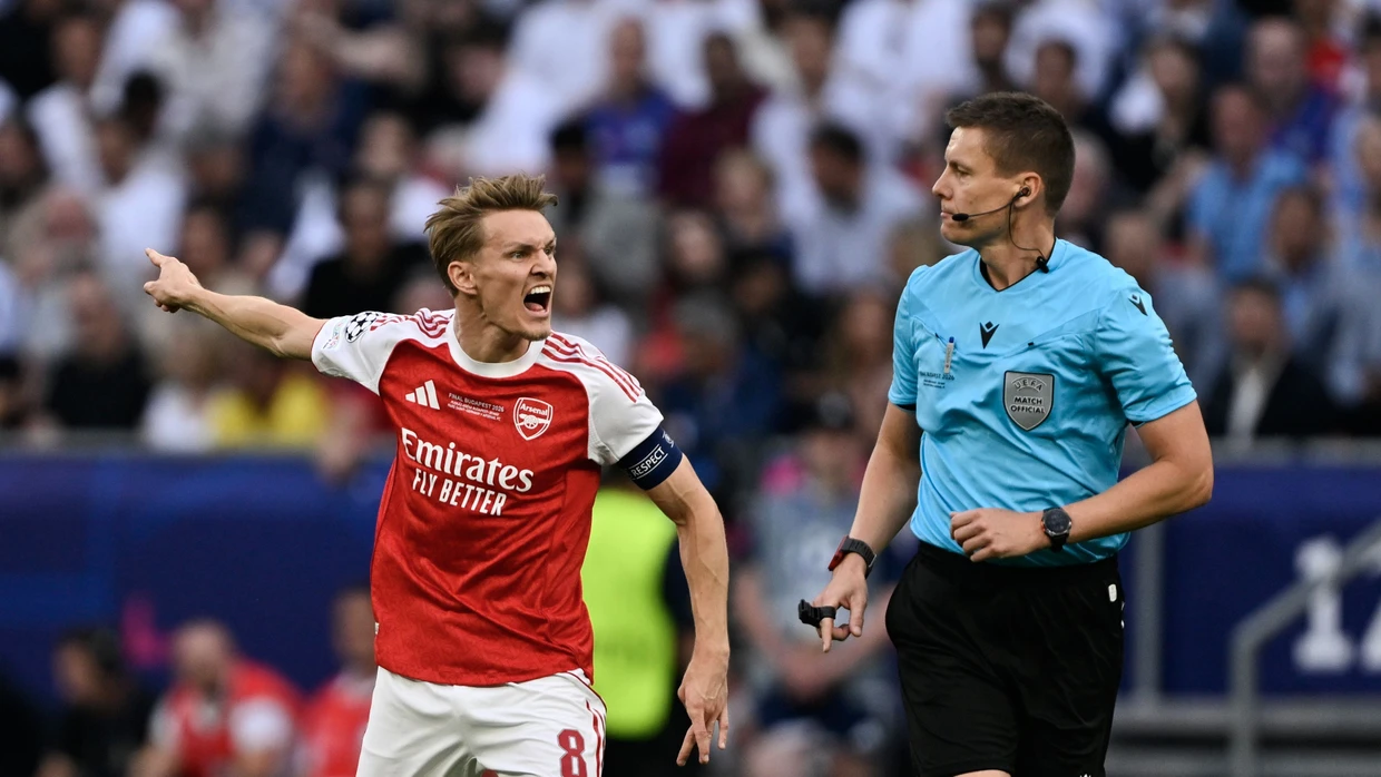 Diskussionsbedarf: Arsenals Martin Odegaard mit Schiedsrichter Daniel Siebert