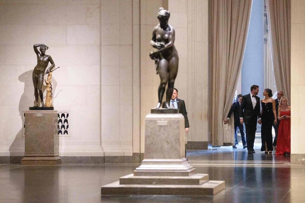 Sollte Präsident Trump seine Nachfolge nach dem Prinzip des Adoptivkaisertums regeln, müsste J. D. Vance keine Bronzestatuen aus eigener Tasche in Auftrag geben. Das festliche Abendessen zur Amtseinführung des Vizepräsidenten fand am 18. Januar 2025 in der National Gallery of Art statt. Vance wurde von seiner Gattin Usha begleitet.