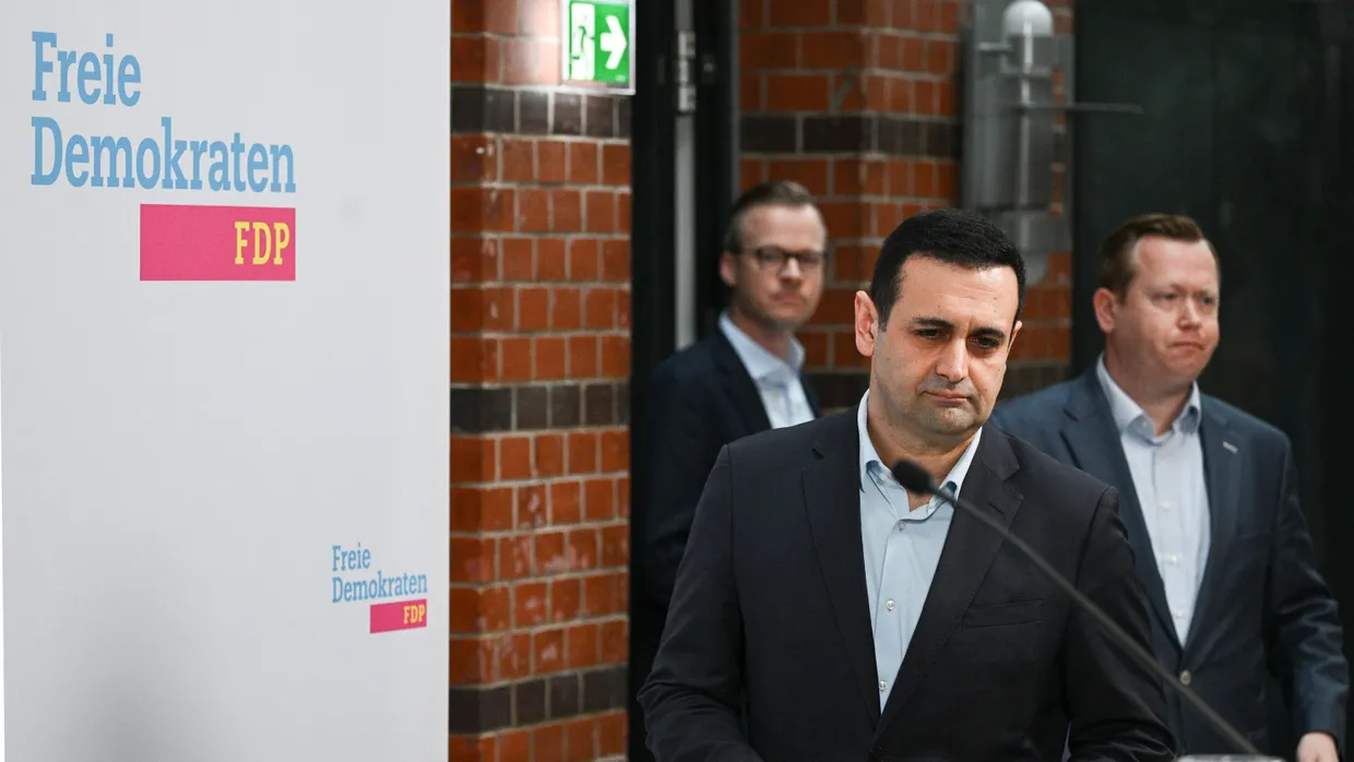 FDP-Generalsekretär Bijan Djir-Sarai zieht die Konsequenzen aus dem Bekanntwerden eines Strategiepapiers der Liberalen zum Ampel-Ausstieg und tritt zurück.