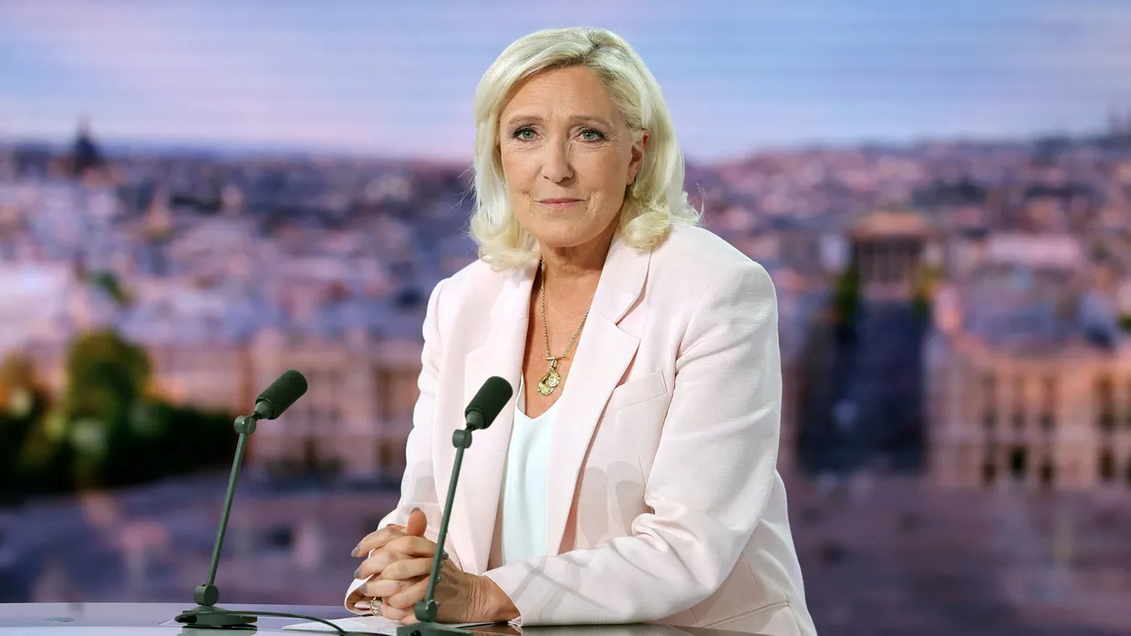 Le Pen vor ihrem Interview in den Abendnachrichten des Fernsehsenders TF1 am Dienstag