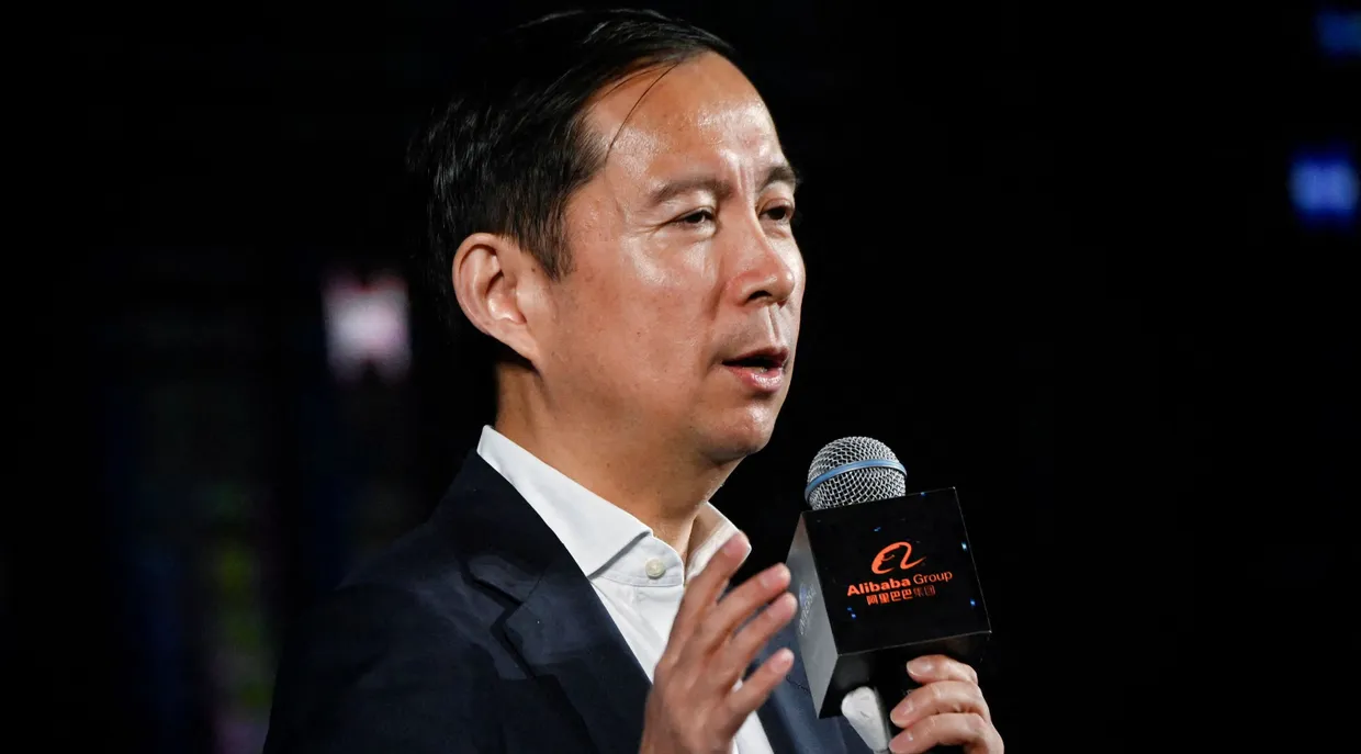Der scheidende Alibaba-Chef Daniel Zhang spricht während einer Zeremonie im Jahr 2019.