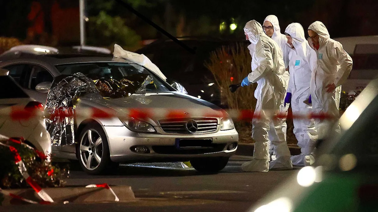Der Täter erschoss auch einen Autofahrer: Mitarbeiter der Polizei sichern die Spuren am Tatort.
