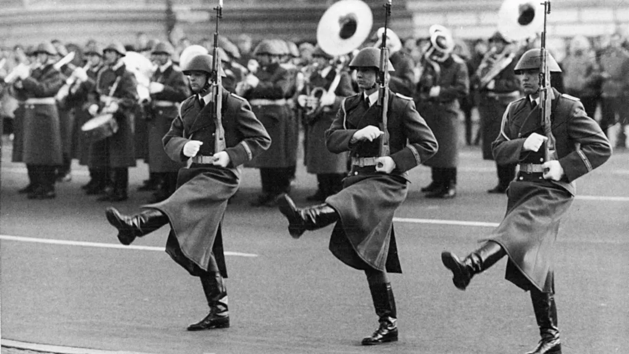 Großer Wachaufzug der NVA (Wachregiment „Friedrich Engels“) in Berlin vor dem Mahnmal für die Opfer des Faschismus und Militarismus am 11. Februar 1987.