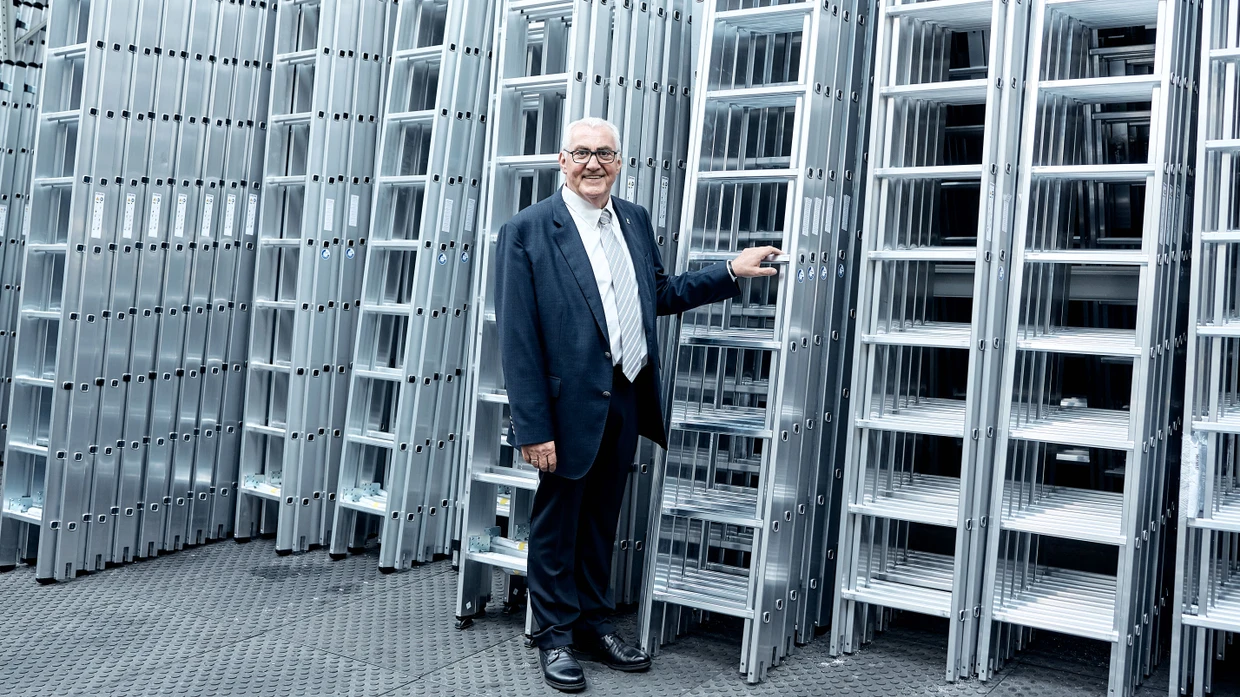 Ferdinand Munk, Inhaber und Geschäftsführer der Munk Group, in einer Produktionshalle in Günzburg.