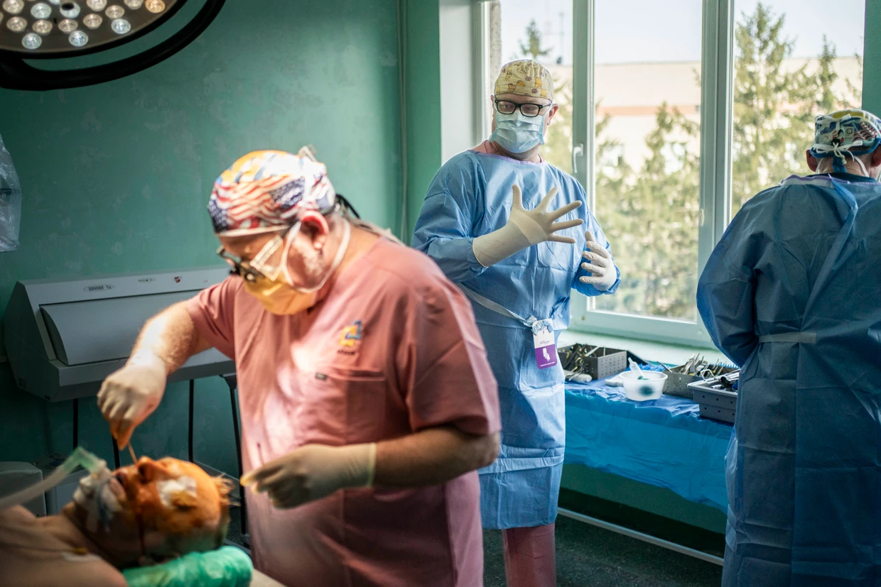 Blick in einen OP-Saal während einer Operation