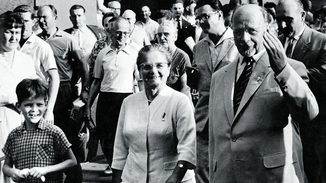 Auf dem Höhepunkt: Jovial grüßen Lotte und Walter Ulbricht während der Leipziger Herbstmesse 1961.
