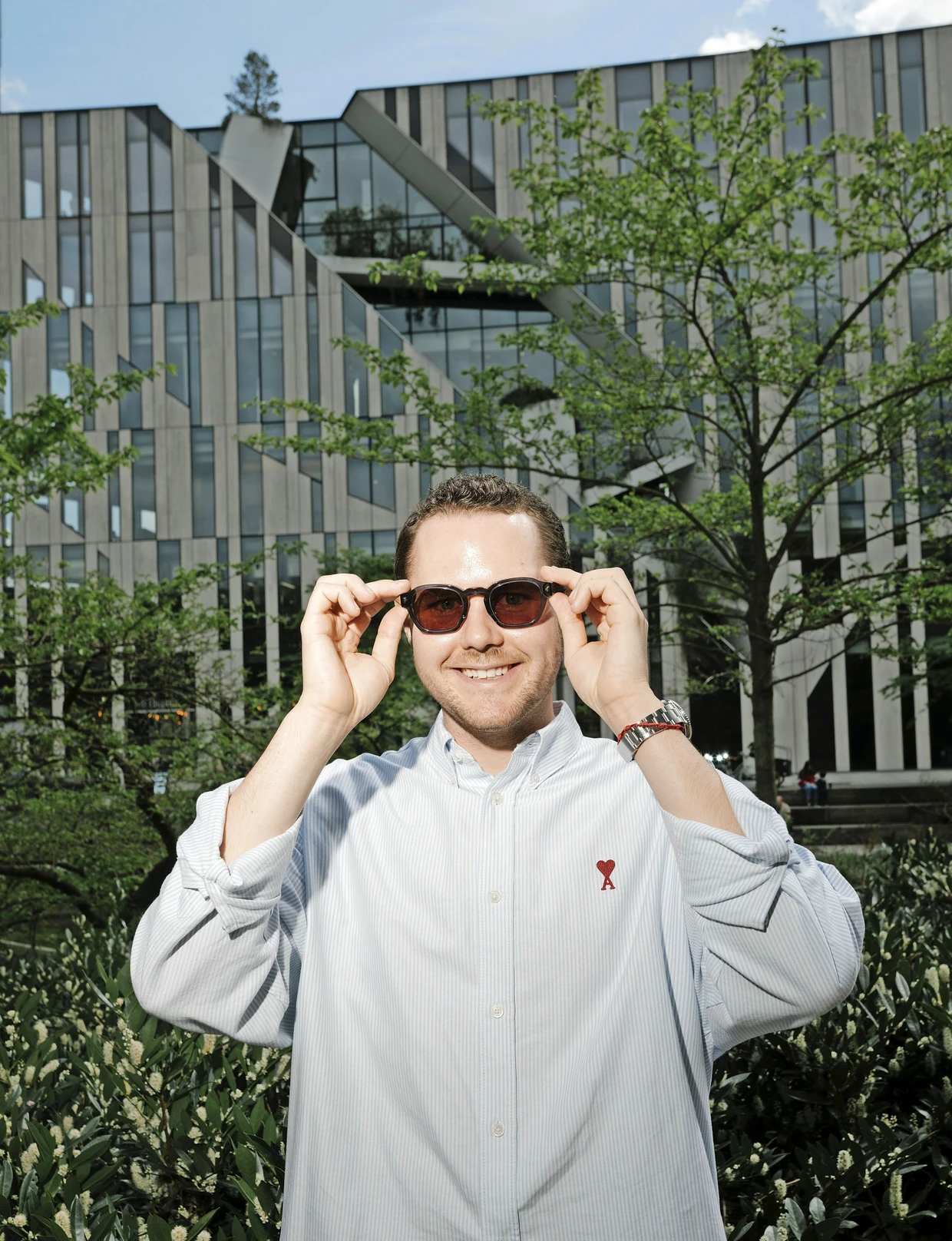 Tom, 26 Jahre alt, trägt ein Hemd von Ami.