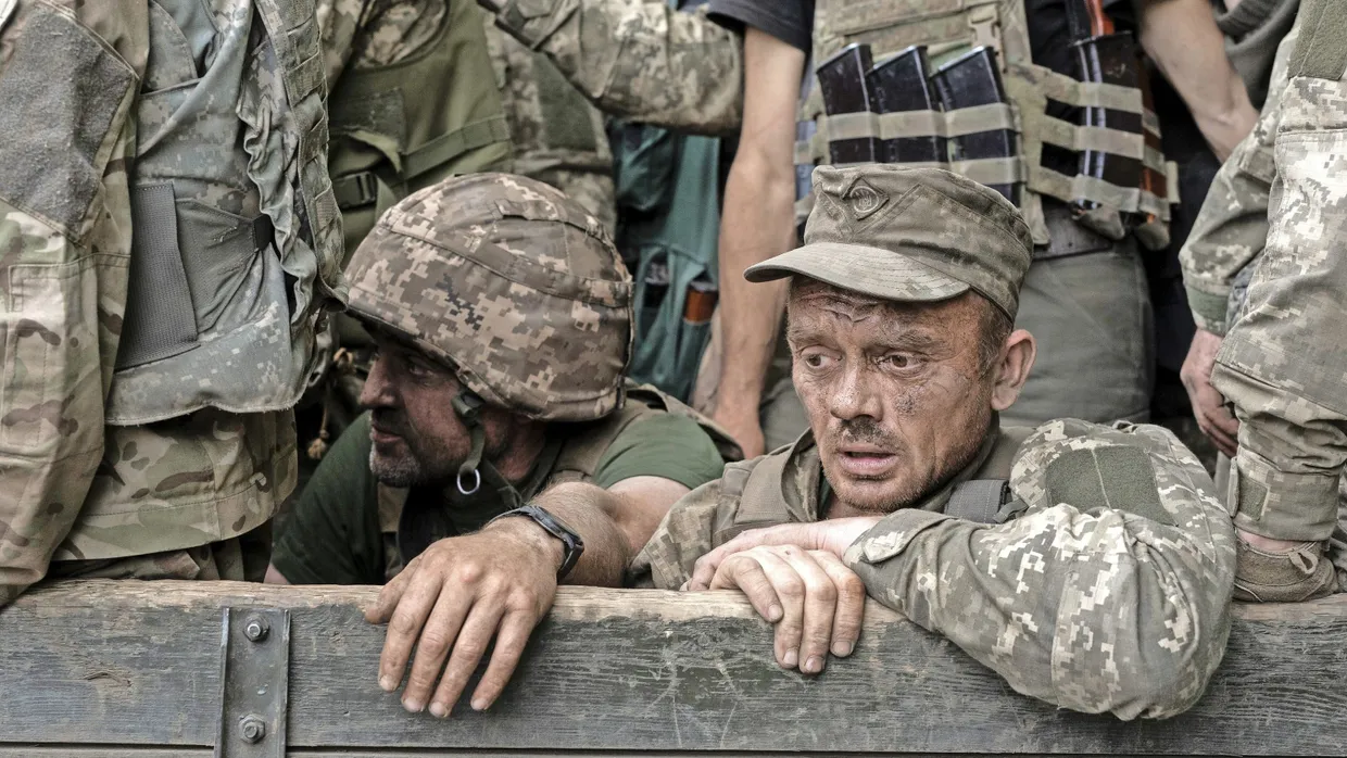 Donezk, Ukraine, Juni 2022: Ein Truppenlaster voller Soldaten auf dem Weg von der Front nahe Sewerodonezk Richtung Westen.
