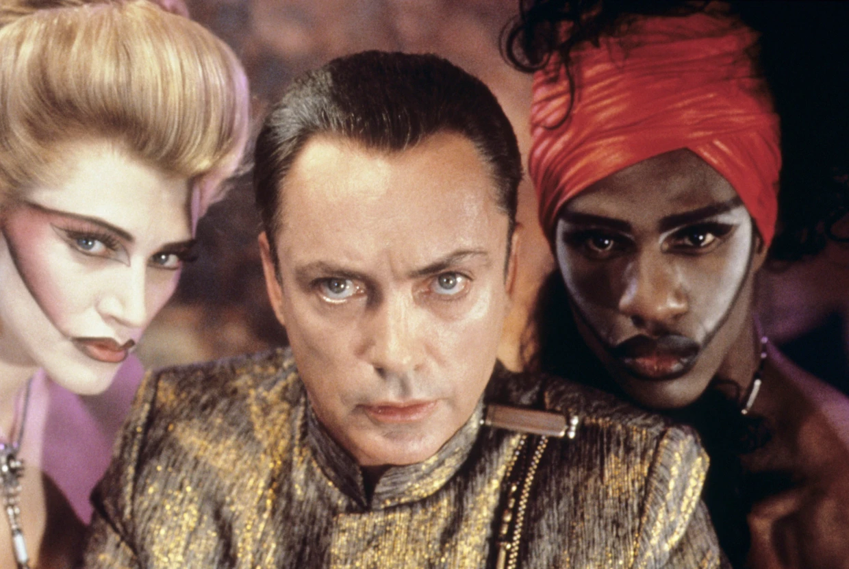 Also fascinating in supporting roles: Udo Kier within the science fiction movie “Johnny Mnemonic" von 1995